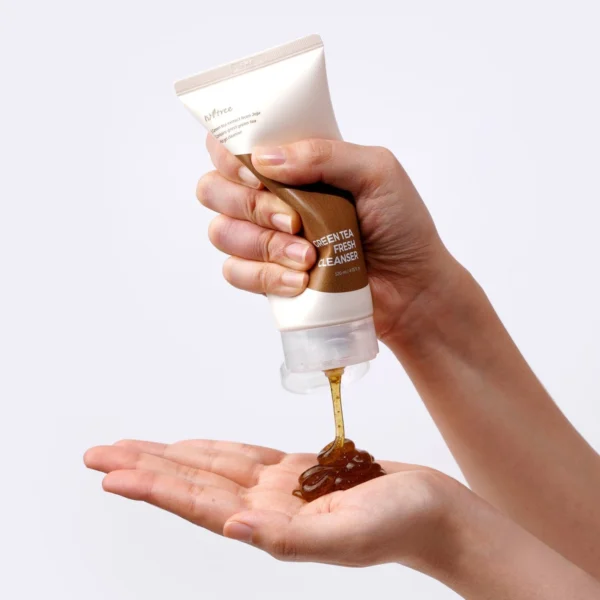 Isntree green tea Fresh Cleanser (120 ml) - Image 3